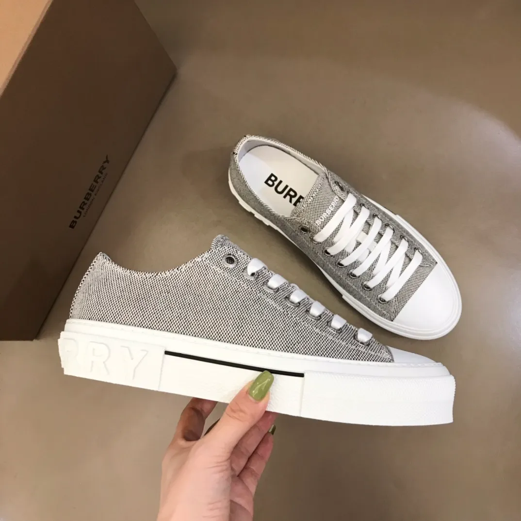 p400 "Burberr*" men's classic low-top sneakers, reinterpreted in Vintage check cotton material and decorated with a new brand logo. First-layer sheepskin lining, embossed Burberry logo on the heel, and original TPU outsole! Size: 38-44 No. 068